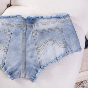 Detail der hellblauen Jeans-Shorts mit ausgefransten Kanten und hinteren Taschendetails