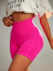 Detail der hoch taillierten nahtlosen Yoga-Shorts in Magenta mit geripptem Bauchweg-Bund