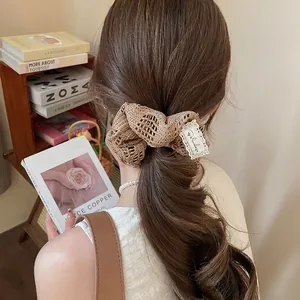 Chouchou en crochet marron fait main de style coréen avec bordure en dentelle blanche fine