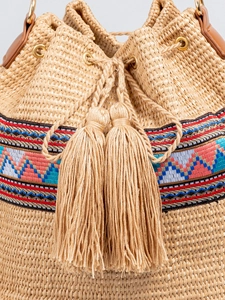 Sac seau en paille de style ethnique avec broderie colorée et grands glands déco