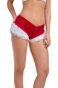 Detail der roten Low-Rise-Denim-Shorts mit mehrlagigem weißem Spitzenbesatz am Saum