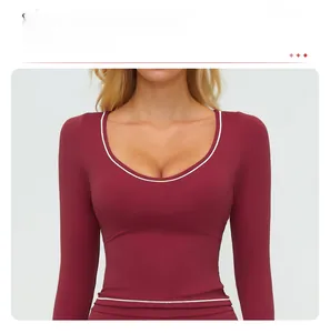 Dettaglio del top sportivo bordeaux slim-fit con scollo a diamante e bordo bianco sottile
