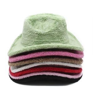 Pile verticale de chapeaux de cowboy en peluche en sept couleurs dont le vert et le rose