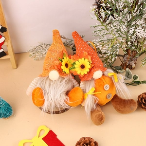 Détail de nains de récolte avec bonnets tricotés, tournesols et feuilles d'érable
