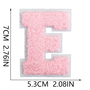 Dettaglio della toppa con lettera E in ciniglia rosa da 7cm con bordo in feltro e misure