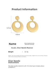 Vue détaillée de grandes boucles d'oreilles géométriques en acrylique crème avec mesures