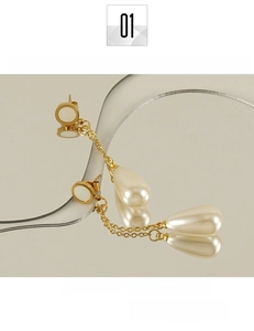 Détail macro de boucles d'oreilles en acier titane doré avec perles nacrées blanches