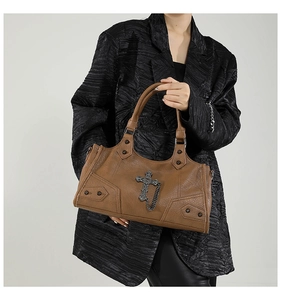 Details der braunen Punk-Stil PU-Leder Tragetasche mit Metallkreuz und Kettenzubehör