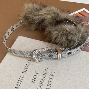 Détail de ceinture Y2K argentée avec boucle en strass et bordure en fausse fourrure