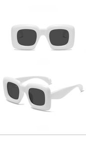 Vues de face et de profil de lunettes de soleil blanches épaisses pour enfants
