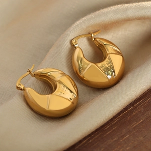 Boucles d'oreilles créoles dorées en forme de C avec texture et finition brillante
