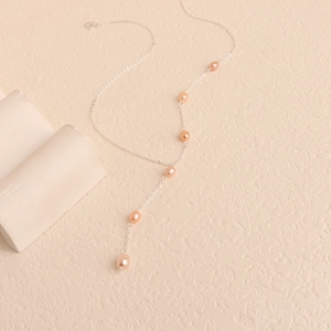 Elegante Y-Halskette mit Silberkette und glänzenden rosa Süßwasserperlen
