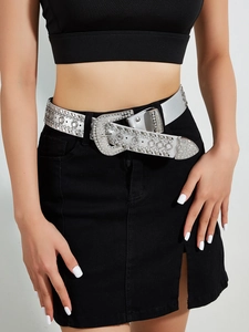 Détail d'une ceinture à strass argentés avec boucle en cristal pour styles punk et hip-hop