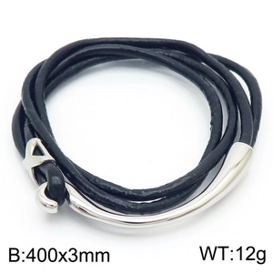 Detailansicht eines schwarzen Lederarmbands mit Wickeldesign und silbernem Hakenverschluss