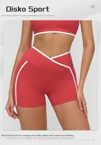 Détail du short de yoga rouge à taille haute en V avec passepoil blanc contrastant