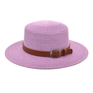 Detalle del ala del sombrero de paja violeta con correa de cuero sintético marrón