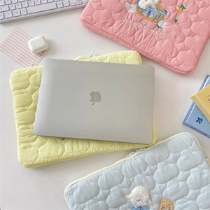 Detalle de funda acolchada para iPad con bordado Happy Day y cierre de cremallera suave