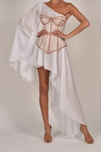 Detail eines weißen Chiffon-Ein-Schulter-Kleids mit Korsett-Mieder und asymmetrischem Saum