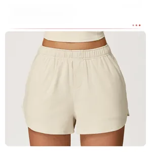 Détail du short de sport crème à taille haute avec ceinture élastique et maille douce