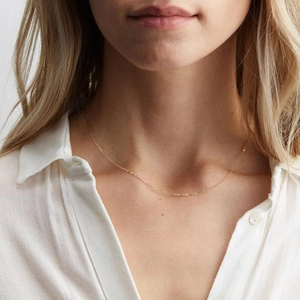 Minimalistische 18K vergoldete Edelstahl O-Kette Halskette am Modell getragen