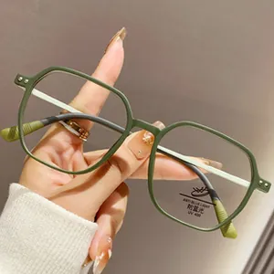 Détail des lunettes anti-lumière bleue vertes avec protection UV400 et monture rétro
