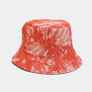 Dettaglio cappello pescatore tie-dye rosso in twill di cotone con cuciture rinforzate