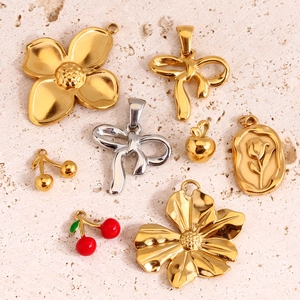 Edelstahl DIY Schmuck Anhänger Gänseblümchen Kirsche Schleife Rosenrelief Blume Frucht Charms Für Halskette Schmuckherstellung Damen