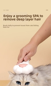 Gros plan d'une brosse en forme de patte de chat rose retirant les poils d'un chat à poils longs