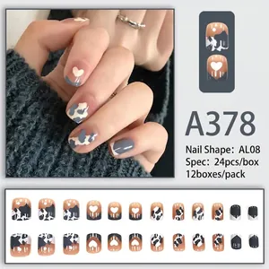 Unghie finte corte con motivo muccato, cuori bianchi e punte French grigie, set da 24