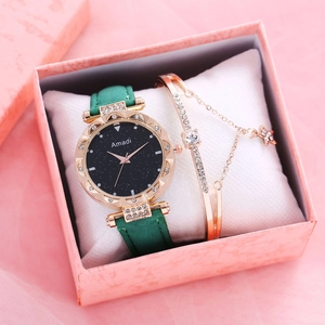 Detalle del reloj de cielo estrellado con correa de cuero verde y pulsera de estrella