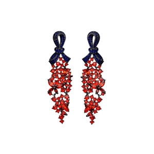 Boucles d'oreilles vintage avec nœud en zircon bleu et pendentifs floraux sur fond blanc