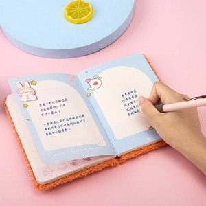 Lindo cuaderno de peluche naranja con páginas de conejo de dibujos animados y pluma