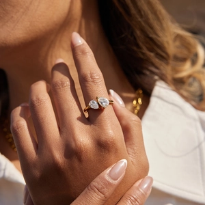 Bague Toi et Moi dorée avec deux zircons taille poire portée par un mannequin