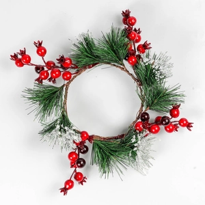 Mini-Weihnachtskranz mit roten Beeren, Tannennadeln und künstlicher Schneedekoration
