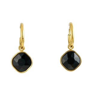 Détail macro de boucles d'oreilles créoles dorées avec pendentif carré en pierre noire