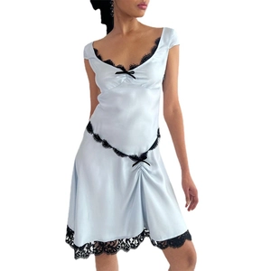 Abito sottoveste in raso celeste con bordo in pizzo nero e dettagli con fiocchi