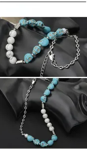 Collier de perles avec têtes de mort bleues, perles de marbre et détail de perle