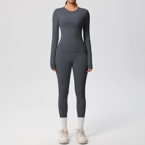 Dettaglio completo del set yoga grigio scuro con leggings a vita alta e maglia aderente