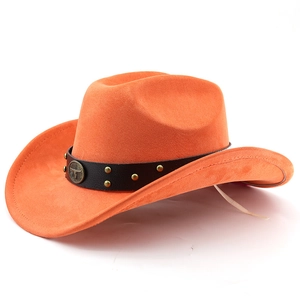 Détail du chapeau de cowboy orange avec bande en cuir noir et emblème de taureau