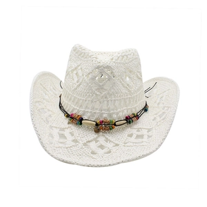 Dettaglio cappello cowboy all'uncinetto bianco con perline in legno colorate e trama