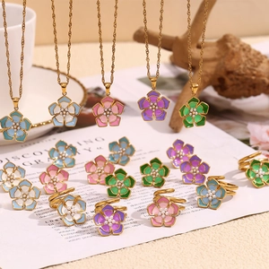 Parure de bijoux plaquée or 18 carats avec colliers fleurs et bagues en perles