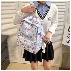 Zaino per studentesse con stampe di farfalle colorate indossato in stile collegiale