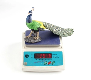 Detailed scale measurement showing the 291.6g weight of the colorful peacock figurine