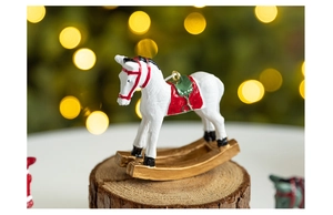 Détail d'une décoration de cheval à bascule en résine blanc et rouge sur bois