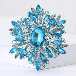 Detaillierte Makroansicht der Vintage-Silberbrosche mit ovalen und blauen Kristallen