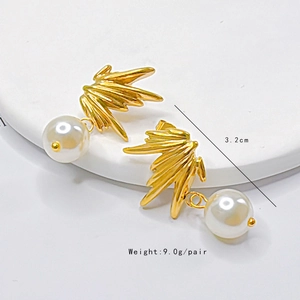 Boucles d'oreilles feuilles dorées avec perles sur socle blanc, 3,2 cm, 9,0 g