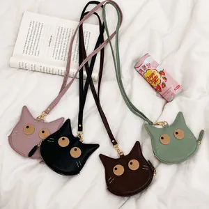 Simpatiche borse a gatto in pelle PU con tracolla in quattro colori su sfondo bianco