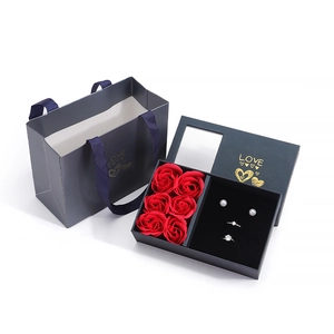 Coffret cadeau bijoux gris avec roses de savon rouges et boucles d'oreilles en perles