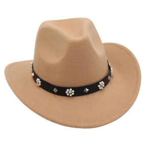 Détail d'un chapeau de cowboy en feutre kaki avec ruban en cuir, clous et fleurs de perles