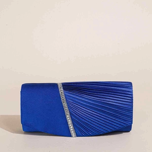 Elegante borsa clutch in raso blu reale con dettaglio pieghettato e strass brillanti